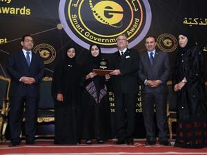 فريق دبي الذكية يستلم الجائزة.