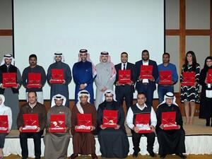 المدير العام الشيخ محمد بن عبدالله آل ثاني ورئيس قطاع الموارد البشرية والخدمات الإدارية صالح الحوطي يتوسطان الفائزين