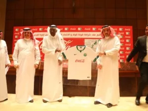 حفل التوقيع بين أحمد عيد رئيس مجلس إدارة الاتحاد العربي السعودي لكرة القدم وعبدالله العرام مساعد العام لشركة كوكا كولا في المملكة العربية السعودية