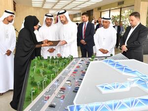 سيف بدر القبيسي وناصر بطي بن عمير المهيري يطلعان على مجسمات السوقين.