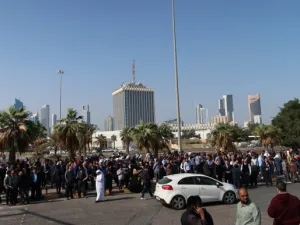 إخلاء وهمي للمبنى الرئيسي وذلك بالتعاون مع الإدارة العامة للدفاع المدني في وزارة الداخلية