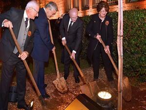 الوزير خوري ورئيس الجامعة ومديرة المتحف ورئيس جمعية أصدقاء المتحف نبيل نحاس خلال زرع شجرة تخليداً للذكرى