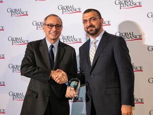 السيد خالد الخوري، الرئيس التنفيذي لمصرف الهلال يتسلم لجائزة