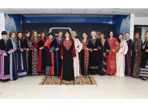 طاقم الضيافة على طائرات الناقل الوطني بالأثواب التراثية الأردنية