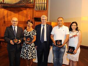 مُنحت هذه الجائزة لأكثر من ثمانين موظّفاً لخدمتهم الممتازة للطلاب والمرضى والزملاء على مر السنين.