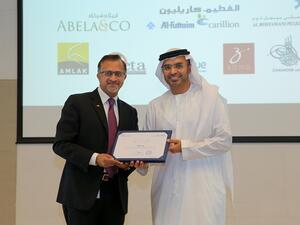 سعادة ماجد سيف الغرير يسلم الجائزة لباسكر رنغشاري