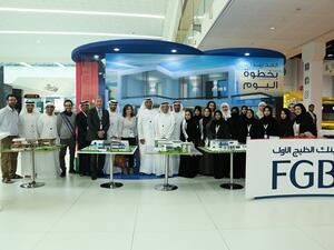 صورة جماعية للطلاب المشاركين مع بنك الخليج الأول