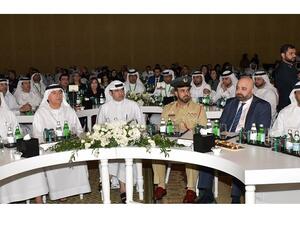 سامي القمزي يتوسط الشركاء من القطاعين الحكومي والخاص