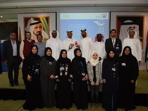 مدير جمارك دبي يتوسط الموظفين المتطوعين 