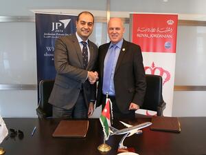 ستيفان يشلر، الرئيس التنفيذي للملكية الأردنية ونادر مناع، الرئيس التنفيذي للشركة الأردنية لخدمات الطائرات الخاصة  خلال توقيع الإتفاقية.