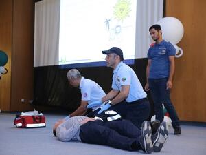 تناولت ورشة العمل محاور عدة، أبرزها مخاطر الإجهاد الحراري وطرق الوقاية منه وآثاره الطبية على جسم الإنسان، وأعراضه وطرق العلاج منه.