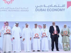 قام معالي المهندس سلطان المنصوري، بتكريم الفائزين بالجائزة العالمية الإسلامية للأعمال 2018.