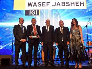 واصف الجبشة، المؤسس والرئيس التنفيذي للشركة العالمية للتأمينات العامة المحدودة (IGI) أثناء تسلمه الجائزة.