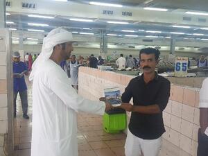 قامت البلدية خلال الحملة بتوزيع نشرات توعوية للعاملين في سوق السمك.