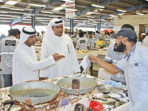 خلال زيارة سوق السمك