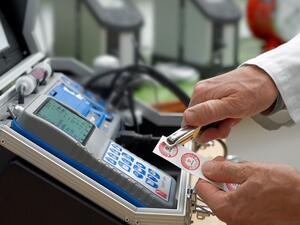 مواصفات تحققت من نحو 100 عينة من الأدوات الطبية.