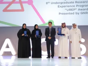 لقطة تجمع ممثلي الفرق الفائزة بالمركز الأول والثاني والثالث في مسابقة برنامج خبرة الأبحاث للطلبة الجامعيين