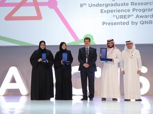 لقطة تجمع ممثلي الفرق الفائزة بالمركز الأول والثاني والثالث في مسابقة برنامج خبرة الأبحاث للطلبة الجامعيين