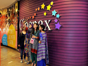 عدد شاشات العرض السينمائي القليل حاليا مقارنة بعدد السكان في باكستان وإمكانية إنعاش صناعة السينما المحلية يمثلان فرصة استثمار مهمة.