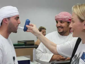 موظفا الشركة محمد حسين وصالح الزيتاوي أثناء قيام الممرضة ناتالي أدزهافي باجراء اختبار فحص أول أكسيد الكربون لهما في المقر الرئيسي للاتحاد للطيران في إطار الحملة التي تنظمها الشركة لموظفيها لمكافحة التدخين