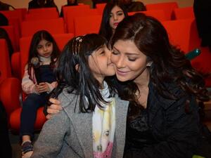 سعادة الأطفال بزيارة الفنانة أصالة