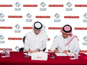 السيد أحمد عبد العزيز النعمة، رئيس المبيعات والخدمات في Ooredoo قطر، والسيد وائل البطي، مدير أول مبيعات في عربسات، خلال توقيع الاتفاقي