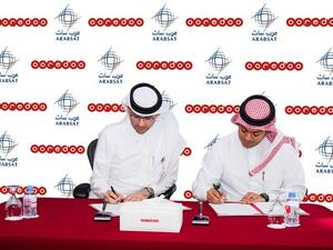 السيد أحمد عبد العزيز النعمة، رئيس المبيعات والخدمات في Ooredoo قطر، والسيد وائل البطي، مدير أول مبيعات في عربسات، خلال توقيع الاتفاقي
