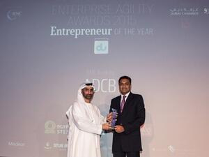 جوبال آير، رئيس الخدمات المصرفية التجارية في بنك أبوظبي التجاري، يستلم الجائزة