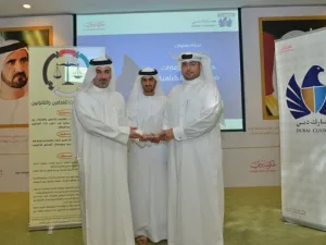 بطي عبد الله الجميري أثناء تكريمه للمحاضرين