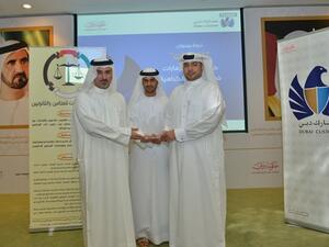 بطي عبد الله الجميري أثناء تكريمه للمحاضرين