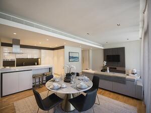 The 698 one-to-four-bedroom apartments, four penthouses and 17 townhouses at Bluewaters benefit from stunning views of the Arabian Gulf and city skyline. 