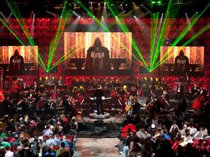 عرض متزامن للضوء يصاحبه إيقاع إلكتروني وعروض فيديو حصرية لأكثر ألعاب الفيديو شعبيّةً في الماضي وحتى وقتنا الحاضر خلال فعالية موسيقى "ألعاب الفيديو الحيّة