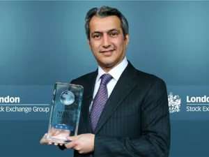 الأستاذ خالد العثمان نائب أول للرئيس ورئيس مجموعة الخدمات المصرفية للأفراد في بنك الجزيرة عقب تسلمه الجائزة العالمية في سوق لندن للأوراق المالية
