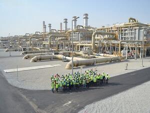 مجموعة من الموظفين في محطة الزور الشمالية الشمالية للطاقة والمياه.