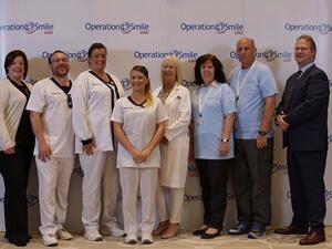 كوادر التمريض في غرفة العمليات في مستشفى "كليفلاند كلينك أبوظبي" يستعدون للمساعدة في إحدى جراحات الشفة الأرنبية ضمن مبادرة عملية الابتسامة. 