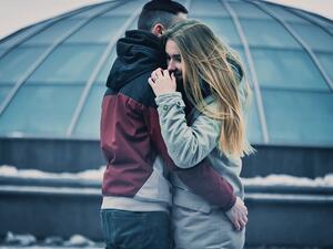 It seems that the scent of a romantic partner can help ease stress. (Pixabay)