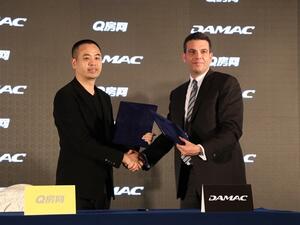 زياد الشعار العضو المنتدب لداماك العقارية وليانغ ونهوا رئيس مجلس إدارة كيوفانغ يتبادلان الإتفاقيات الموقعة