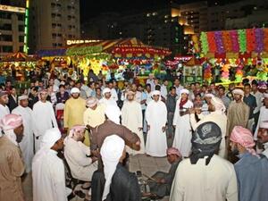 العروض الترفيهية في السوق الليلي