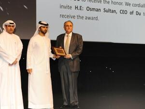 Osman Sultan, CEO of du receiving the award