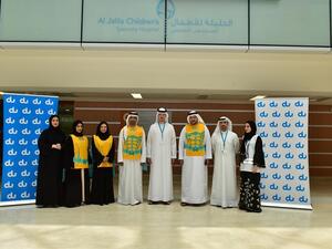 خلال توزيع الهدايا