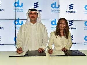 Farid Faraidooni, Chief Operations Officer, du, and Rafiah Ibrahim, Head of Market Area, Middle East & Africa, Ericsson during the signing. 