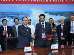 وقّع اتفاقية تأسيس مركز الصين – الامارات لصناعة الأغذية كلٌ من عبدالله بالهول الرئيس التنفيذي لمدينة دبي لتجارة الجملة وممثل عن شركة ننغزيا فورورد.