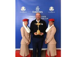 قائد فريق رايدرز كب الأوروبي يحمل الكأس.