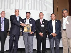 Mike English, Director of SuperBrands ME handing the award to Niranjan Gidwani, Deputy CEO of Eros Group