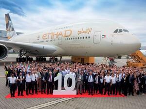 موظفو الاتحاد للطيران وإيرباص يحتفلون بتسليم الطائرة A380 العاشرة والأخيرة للشركة في مصنع فينكنفردير هامبورغ.