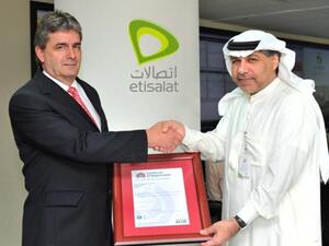 اتصالات تستلم الشهادة