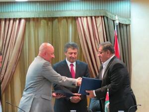 الحديدي وقنب يوقعان الاتفاقية بحضور القطامين واللوزي