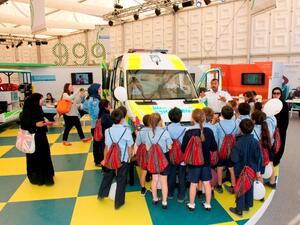 عدد من الطلاب في إحدى سيارات الإسعاف التابعة لمؤسسة حمد الطبية