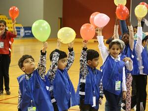 طلاب يشاركون في ورشة عمل مرحة نظمتها الجمعية القطرية للسكري في إطار مخيم البواسل