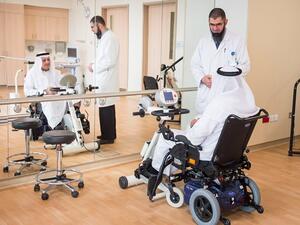 باسم عويس متخصص العلاج الطبيعي أثناء إجراء جلسة علاج طبيعي للمريض جاسم محمد علي عبد الله في صالة التمارين الرياضية العلاجية بمركز قطر لإعادة التأهيل 